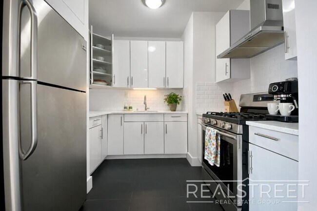 LUXURY 2.5 Bed  in Queens! photo 5