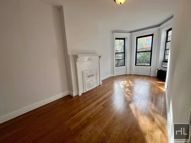 3BR 2BA Bedstuy Townhouse Original Details & Modern Updates photo 4