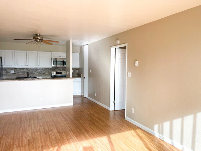 Los Arboles Apartments photo 2