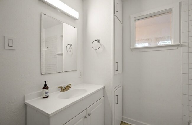 2303 East Side Dr Austin, TX 78704 photo 4