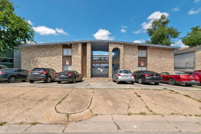 2408 Longview St Austin, TX 78705 photo 4