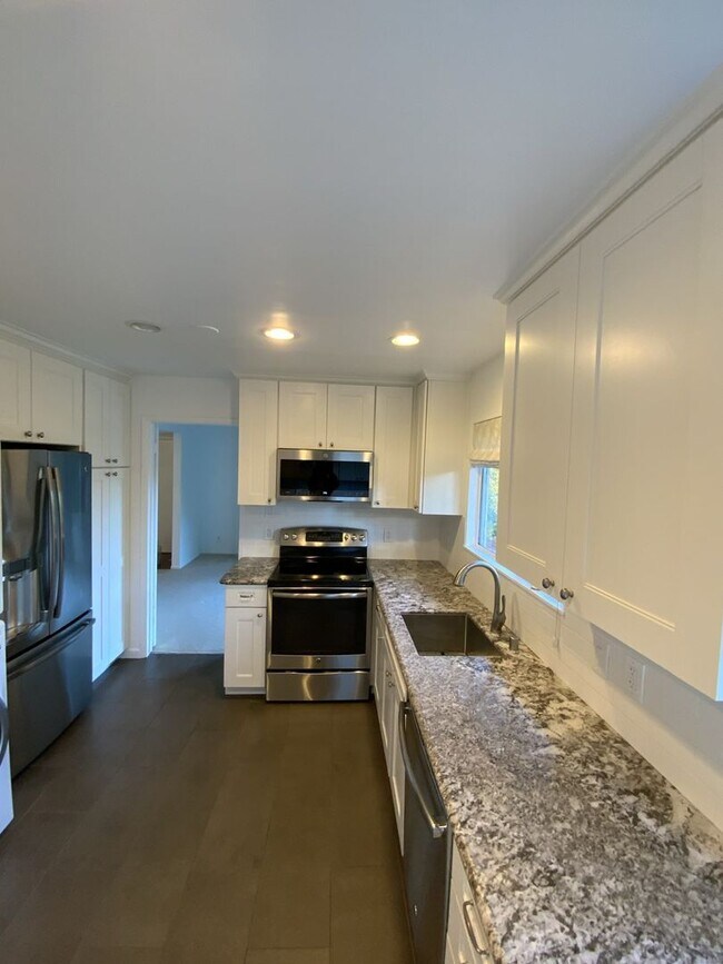 675 Sharon Park Menlo Park, CA 94025 photo 2