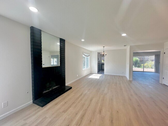 Spacious 4 Bedroom/2.5 Bath Home Located in Hayward, Ca. photo 4
