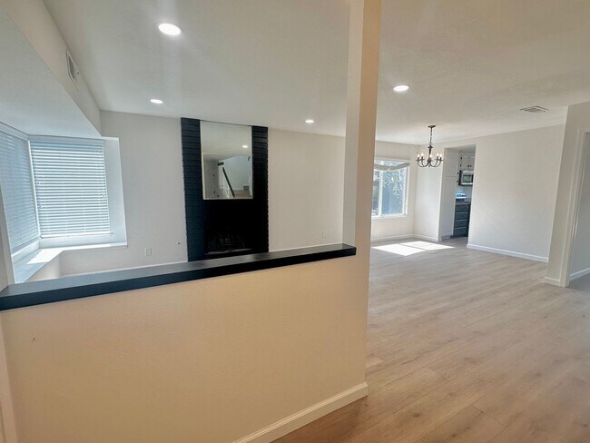 Spacious 4 Bedroom/2.5 Bath Home Located in Hayward, Ca. photo 2