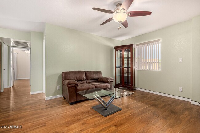 3601 W Tierra Buena Ln Phoenix, AZ 85053 photo 4
