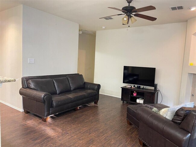 1519 Silverleaf Dr Carrollton, TX 75007 photo 2