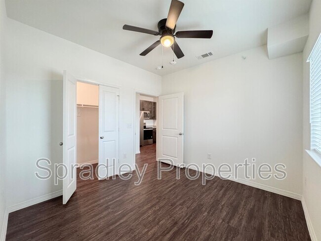 1124 W Ave O Belton, TX 76513 photo 4
