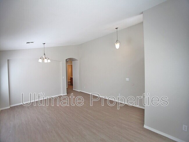3339 W Maldonado Rd Phoenix, AZ 85041 photo 2