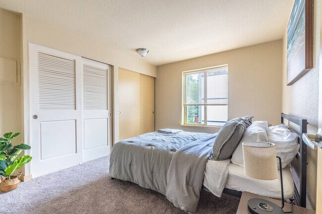 14357 Linden Ave N Seattle, WA 98133 photo 4