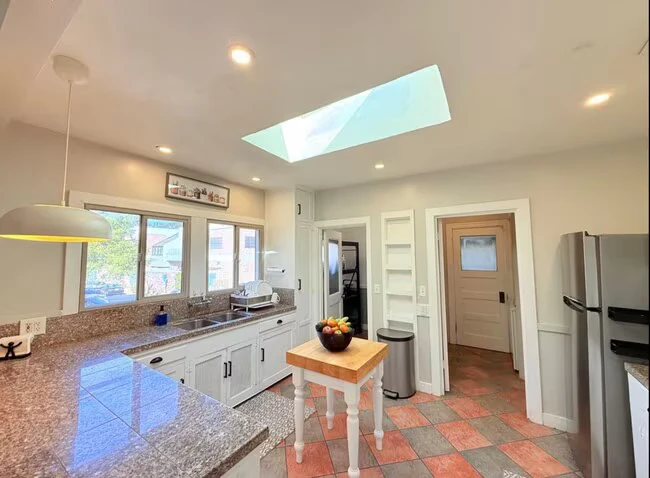 2803 Telegraph Ave Berkeley, CA 94705 photo 2