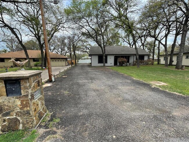 4008 Pueblo Court, Granbury, TX 76048 photo 2