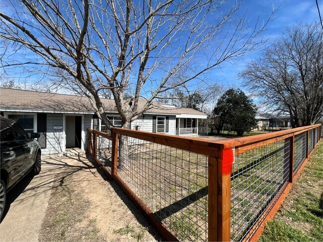 409 W Avenue H Belton, TX 76513 photo 2