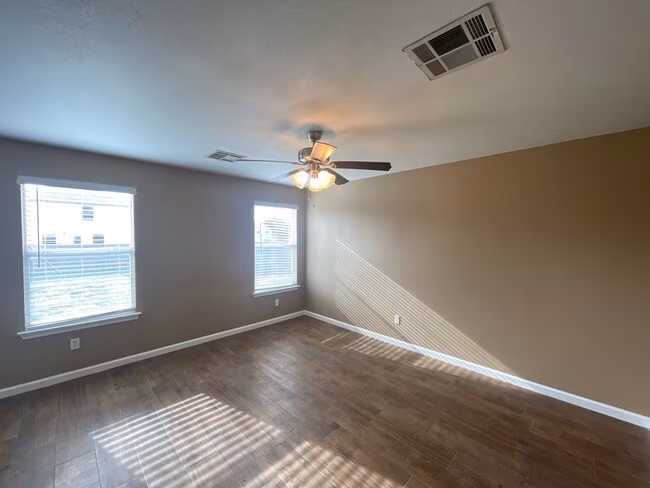 2209 Whistling Way Taylor, TX 76574 photo 5