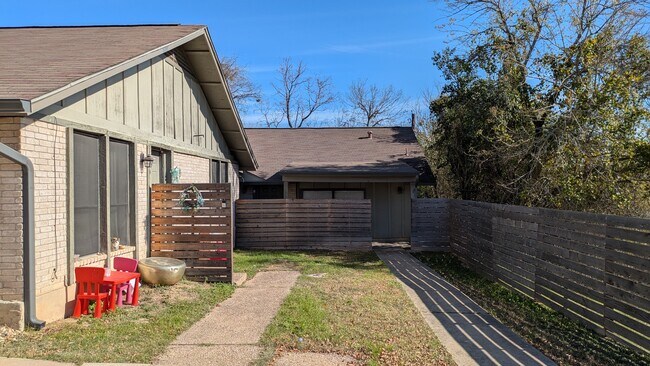 6407 Auburn Dr Austin, TX 78723 photo 2