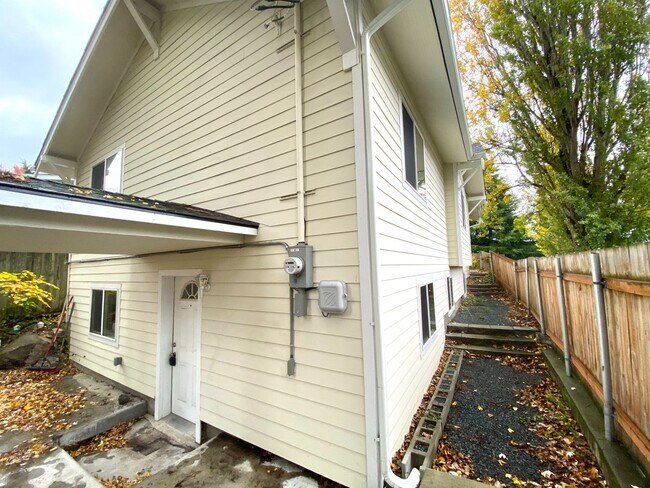 5503 5th Ave NE Seattle, WA 98105 photo 2