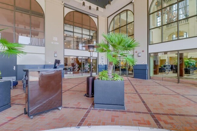 700 W E St San Diego, CA 92101 photo 3