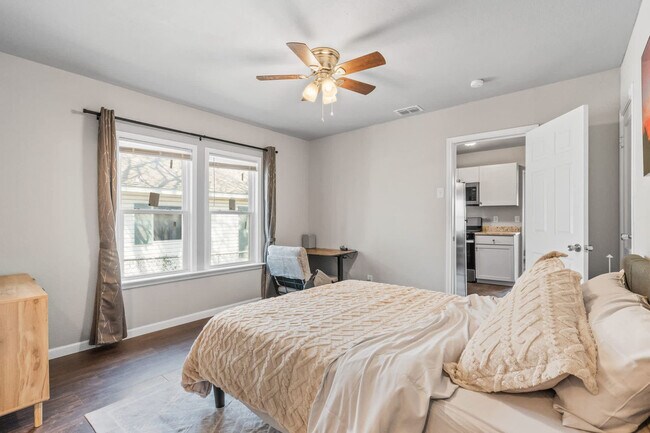 1004 E Powell Ave Fort Worth, TX 76104 photo 4