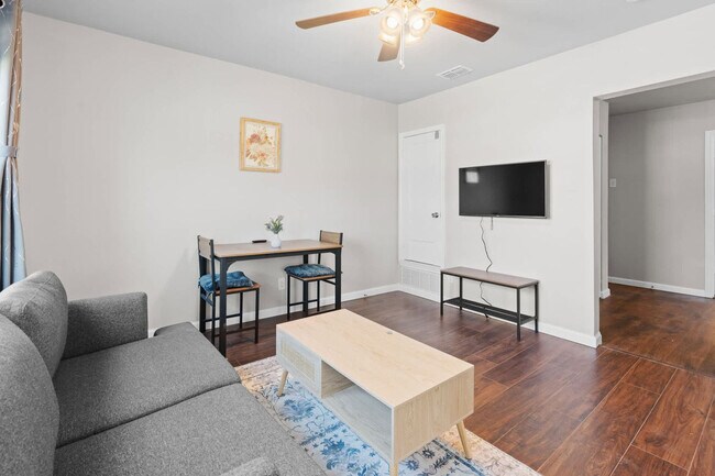 1004 E Powell Ave Fort Worth, TX 76104 photo 3