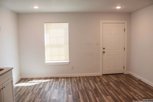 1654 S Hamilton Ave San Antonio, TX 78207 photo 3