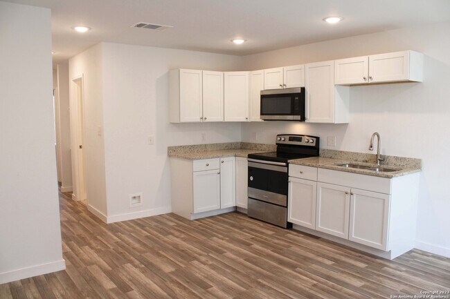1654 S Hamilton Ave San Antonio, TX 78207 photo 2