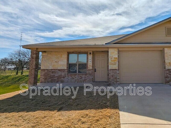 709 Laila Ln Belton, TX 76513 photo 2