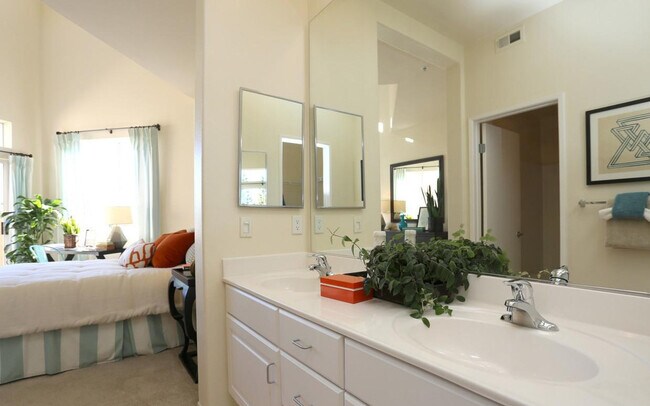 5305 Toscana Way San Diego, CA 92122 photo 4