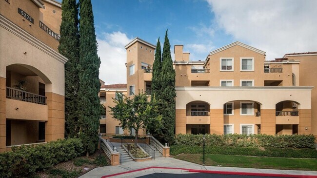 5305 Toscana Way San Diego, CA 92122 photo 2