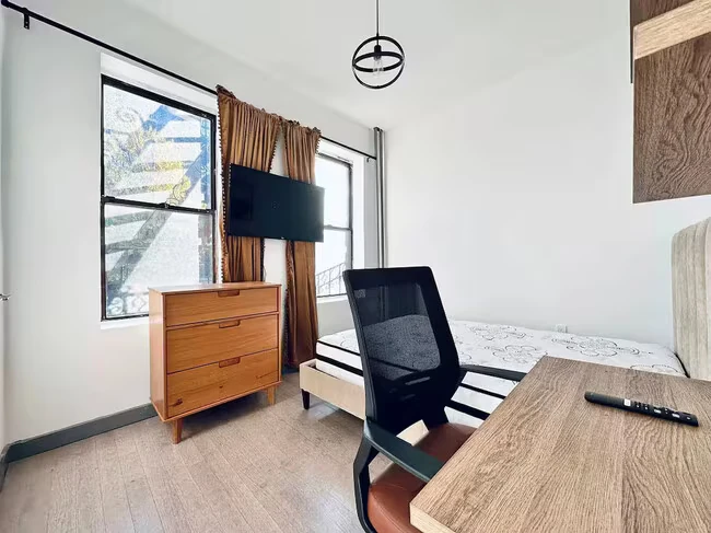 Furnished room/NOT APARTMENT photo 2