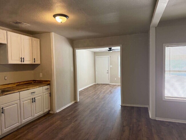 335 Monticello Ct San Antonio, TX 78223 photo 4