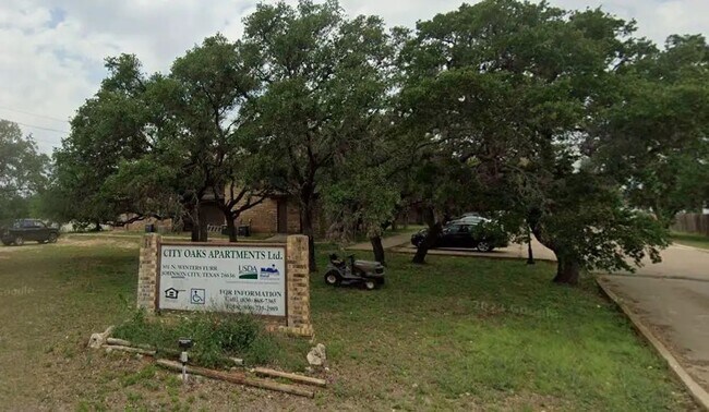 301 N Winters Furr Johnson City, TX 78636 photo 3