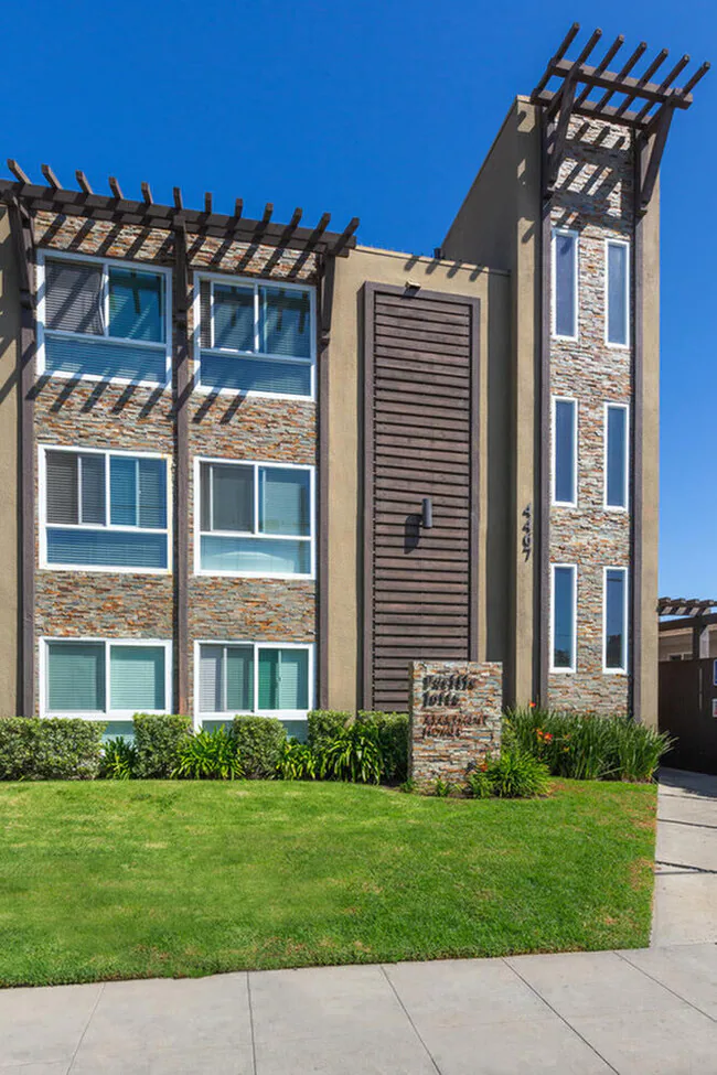 Elan Pacific Lofts photo 2