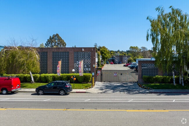 Villa Grove Apartments photo 3
