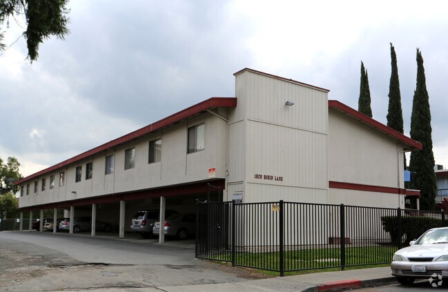 1835 Robin Ln photo 2