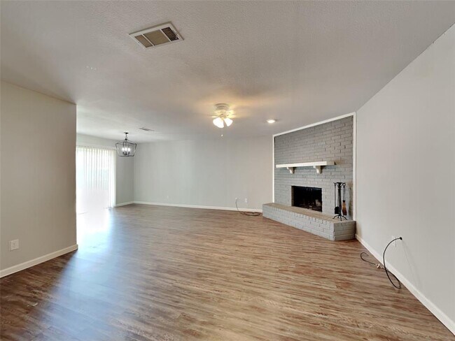 549 Park Center Blvd Saginaw, TX 76179 photo 4