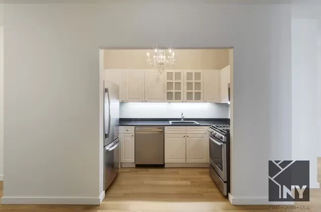 225 Rector Pl New York, NY 10280 photo 4