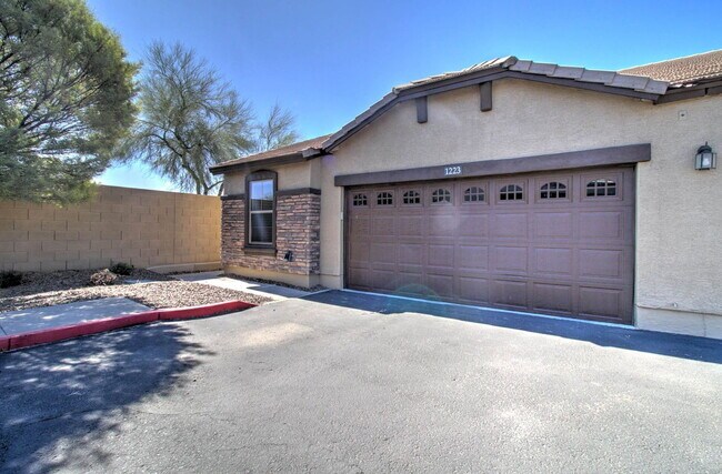 Ready To View Now! Beautiful Townhome In Great Location photo 4