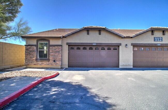 Ready To View Now! Beautiful Townhome In Great Location photo 2