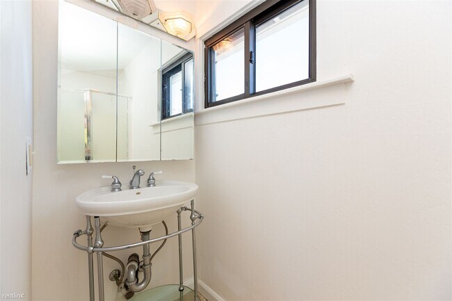 4418 Virginia Avenue, Oakland, CA 94619 photo 4