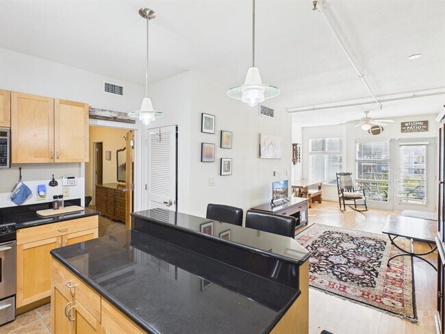 711 W 26th St Austin, TX 78705 photo 2