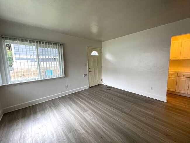 1633-1639 Hornblend St San Diego, CA 92109 photo 3