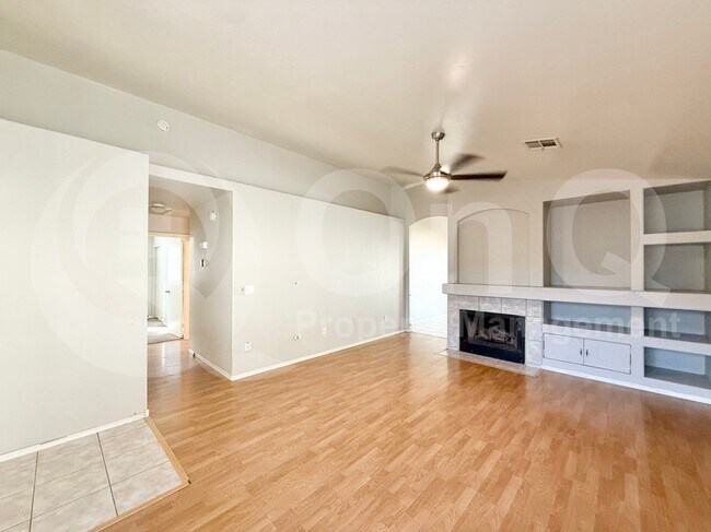 838 E Ross Ave photo 2