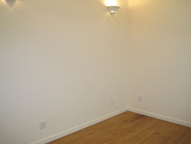 5043 18th Ave NE Seattle, WA 98105 photo 4