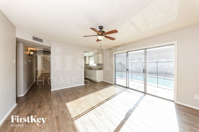 13807 N 52nd Ave Glendale, AZ 85306 photo 2