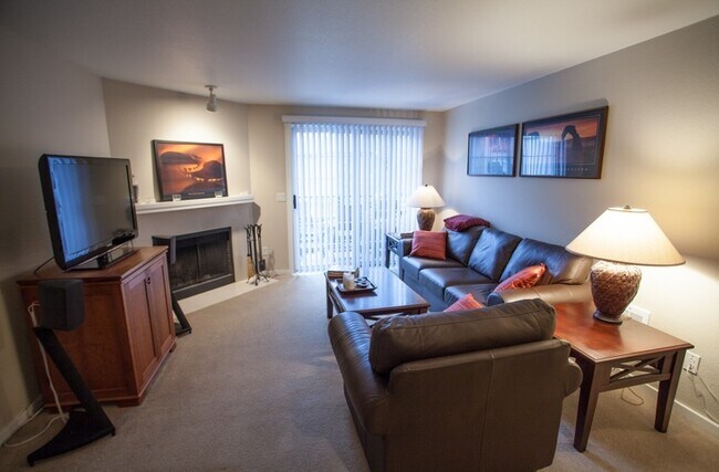 Kirkland Two Bedroom Condo photo 3