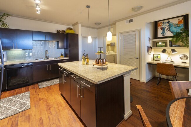 8877 Lakes at 610 Dr Houston, TX 77054 photo 4