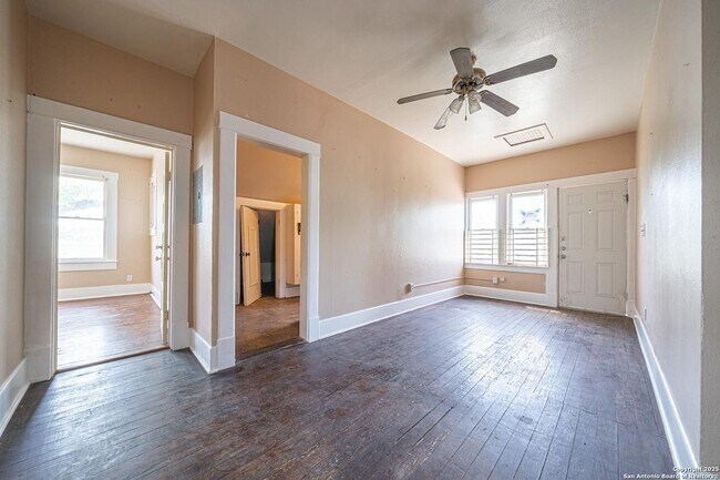 204 Mt Vernon Ct San Antonio, TX 78223 photo 2