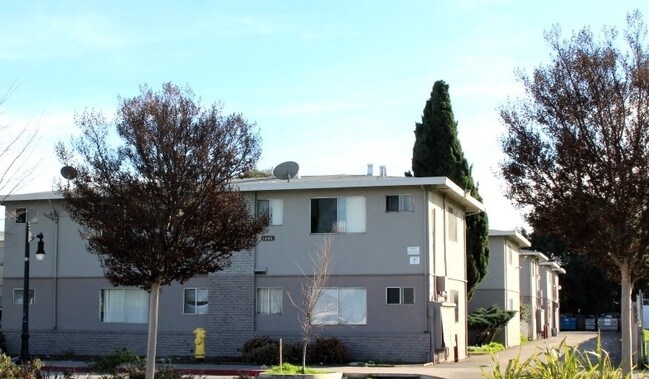 1640 Bay Road, East Palo Alto, CA 94303 photo 4