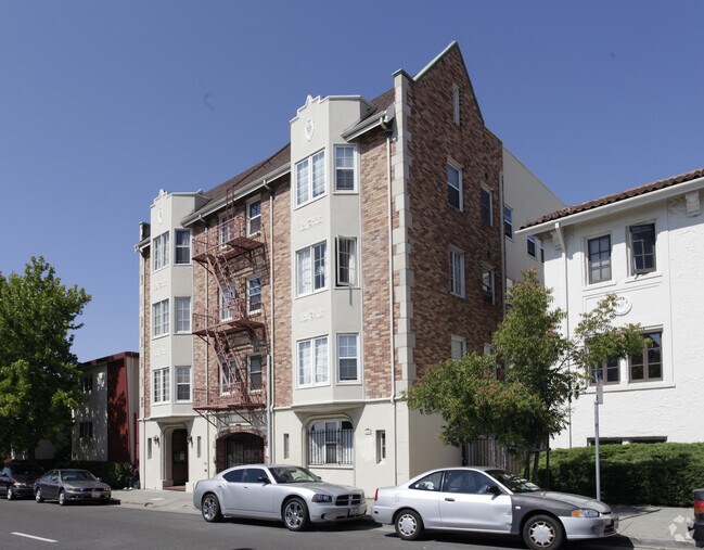 Shoreline Apartments photo 2