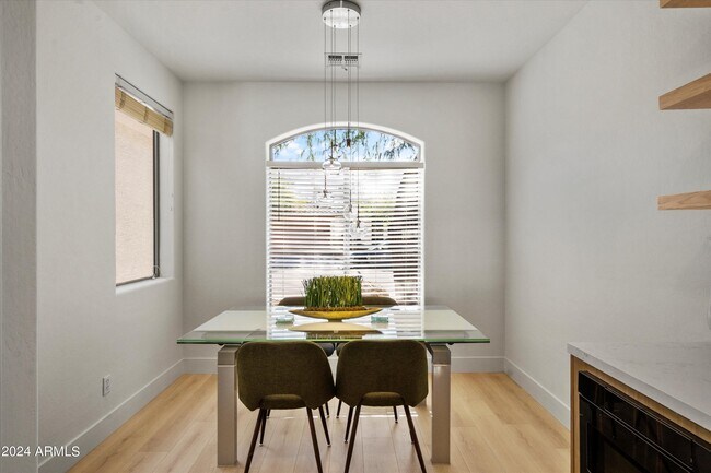 1084 E Susan Lane photo 5