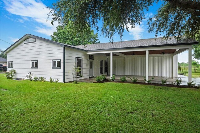 30720 Waller Spring Creek Road, Waller, TX 77484 photo 2